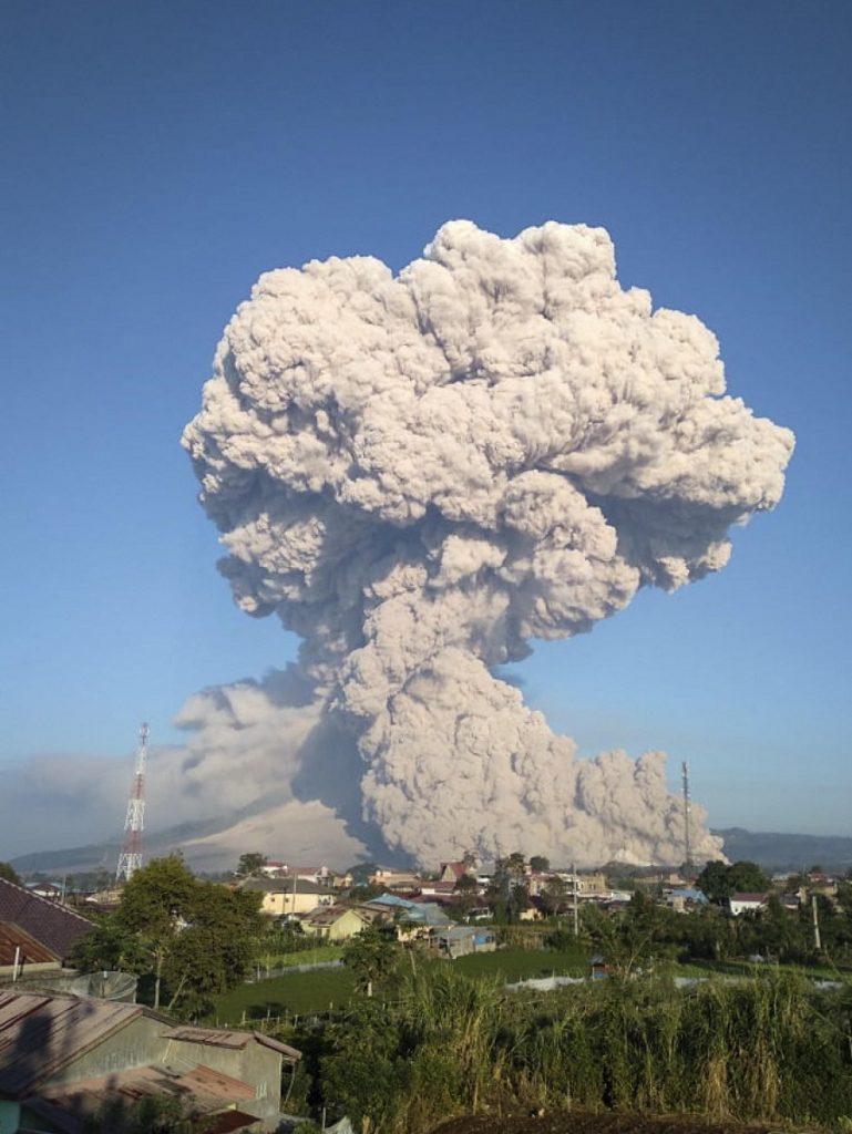 eruzione sinabung indonesia