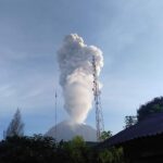 Indonesia, nuova intensa eruzione del vulcano Sinabung: allerta sull’isola di Sumatra [FOTO e VIDEO]