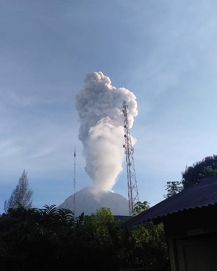 eruzione sinabung indonesia