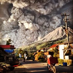 eruzione sinabung indonesia