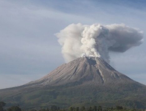 eruzione sinabung indonesia