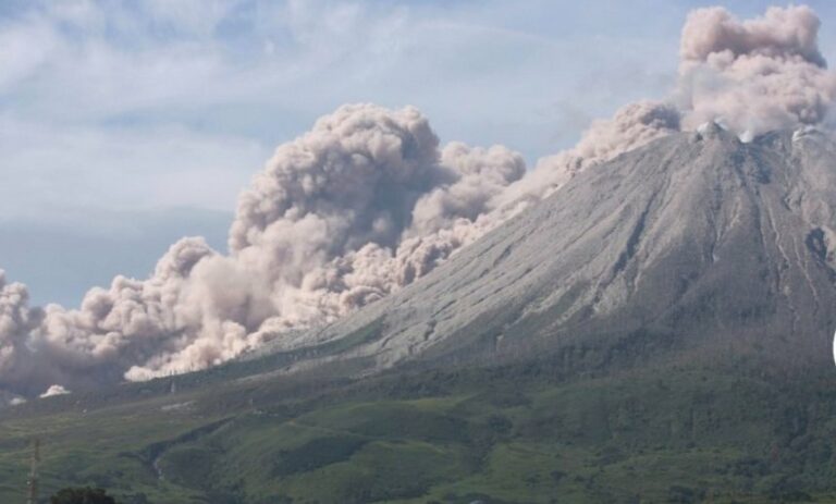 eruzione sinabung indonesia
