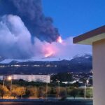 Etna in eruzione, spettacolare 14° parossismo in corso: fortissimi boati e tanta paura, “stanno esplodendo bolle di lava” [FOTO e VIDEO]