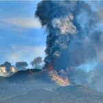 Etna in eruzione, spettacolare 14° parossismo in corso: fortissimi boati e tanta paura, “stanno esplodendo bolle di lava” [FOTO e VIDEO]