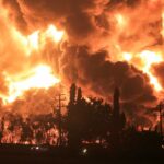 Tempesta di fulmini in Indonesia: vasto incendio divampa nella raffineria di Balongan, decine di feriti e un migliaio di evacuati [FOTO]