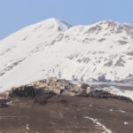 Maltempo Umbria, crollano le temperature e torna la neve a Castelluccio di Norcia: manto bianco e minima di -5°C [FOTO]