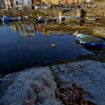 Bradisismo e bassa marea a Pozzuoli: a secco la darsena dei pescatori, “dal 2006 la terra si è sollevata di 75-76 cm” [FOTO]
