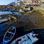 Bradisismo e bassa marea a Pozzuoli: a secco la darsena dei pescatori, “dal 2006 la terra si è sollevata di 75-76 cm” [FOTO]