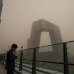 Meteo, nuova tempesta di sabbia a Pechino: alti livelli di inquinamento nella capitale cinese [FOTO]