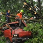 Meteo, violento tornado in Indonesia: devastata la città di Bandung, FOTO e VIDEO impressionanti