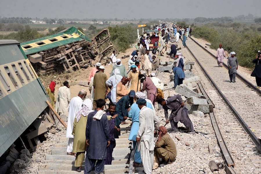 incidente treno pakistan