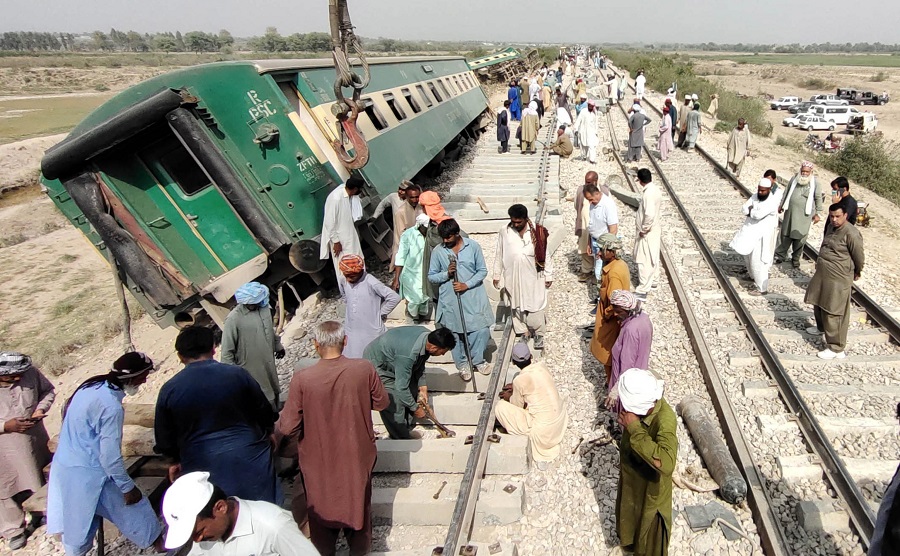 incidente treno pakistan