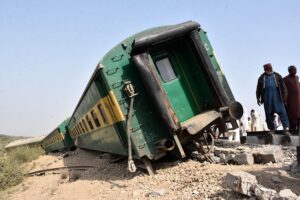 incidente treno pakistan