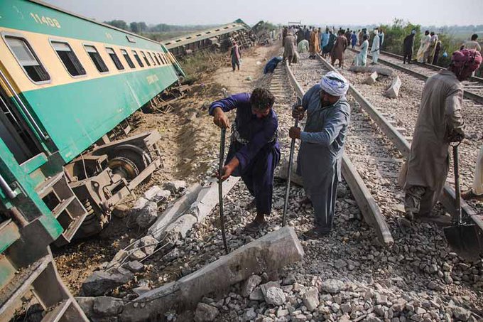 treno deragliato pakistan