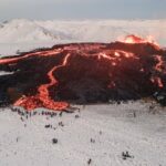 Islanda, l’eruzione del vulcano Fagradalsfjall continua: si apre una quarta fessura, le spettacolari immagini dall’alto [FOTO e VIDEO]