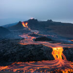 Islanda, un fiume di lava del vulcano Fagradalsfjall “straripa”: gli ultimi aggiornamenti sull’eruzione [FOTO e VIDEO]