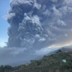 Nuova esplosione del vulcano La Soufriere: un’altra potente eruzione crea una nube di cenere di oltre 10km [FOTO e VIDEO]