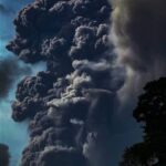 Nuova esplosione del vulcano La Soufriere: un’altra potente eruzione crea una nube di cenere di oltre 10km [FOTO e VIDEO]