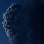 Eruzione vulcano La Soufriere, la nube di anidride solforosa ha raggiunto i 17km di altezza: arriverà anche nel Mediterraneo [FOTO]