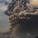 L’eruzione del vulcano La Soufrière è una delle più grandi del secolo: le esplosioni hanno rimosso due duomi di lava, al loro posto un cratere profondo [FOTO]