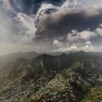 Eruzione vulcano La Soufriere, continuano le esplosioni: impressionanti nubi di cenere seppelliscono l’isola e si diffondono sull’Atlantico, potrebbero influenzare il clima [FOTO e VIDEO]