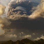 Eruzione vulcano La Soufriere, continuano le esplosioni: impressionanti nubi di cenere seppelliscono l’isola e si diffondono sull’Atlantico, potrebbero influenzare il clima [FOTO e VIDEO]