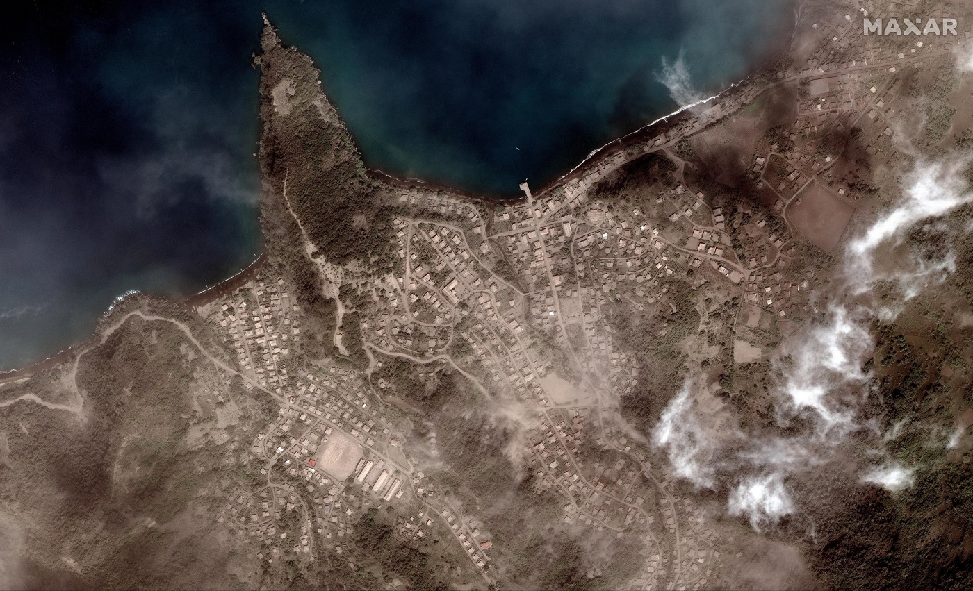 Eruzione vulcano La Soufriere, la cenere ha distrutto tutto a Saint Vincent: l’isola irriconoscibile dallo spazio, accumuli fino a 20cm [FOTO]