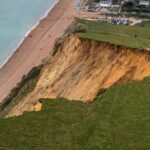 Enorme frana dalla scogliera del Dorset, in Inghilterra: precipitano 4.000 tonnellate di roccia, spiaggia sepolta dai detriti [FOTO e VIDEO]