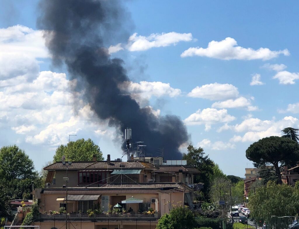 incendio roma oggi