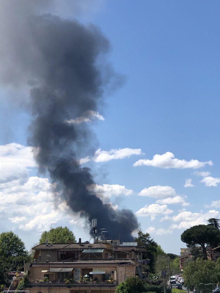 incendio roma oggi