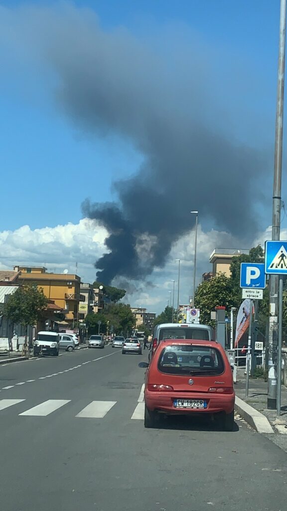 incendio roma oggi adesso