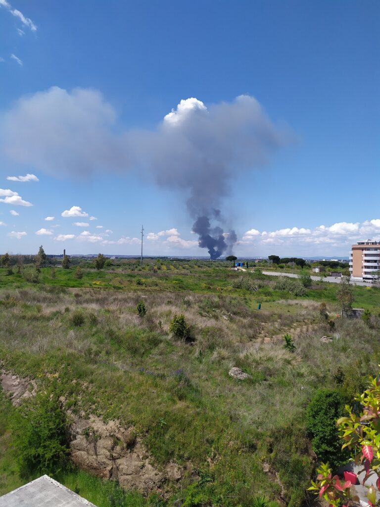 incendio roma oggi adesso