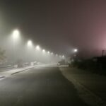 Reggio Calabria avvolta da una spettacolare nebbia notturna: l’ululato della “Lupa” in riva allo Stretto – FOTO e VIDEO