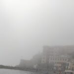 Meteo Liguria, torna la caligo sulla costa: il sole scompare dalle spiagge, visibilità a zero in mare [FOTO]