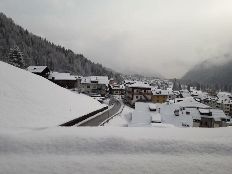 La neve ha imbiancato Falcade, sulle Dolomiti bellunesi. Foto Diego Costa / Ansa