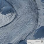 Raro surge glaciale nel ghiacciaio Muldrow in Alaska: si muove fino a 20 metri al giorno, 100 volte la sua velocità normale. Provocherà “inondazioni da esplosione” [FOTO]