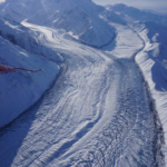 Raro surge glaciale nel ghiacciaio Muldrow in Alaska: si muove fino a 20 metri al giorno, 100 volte la sua velocità normale. Provocherà “inondazioni da esplosione” [FOTO]