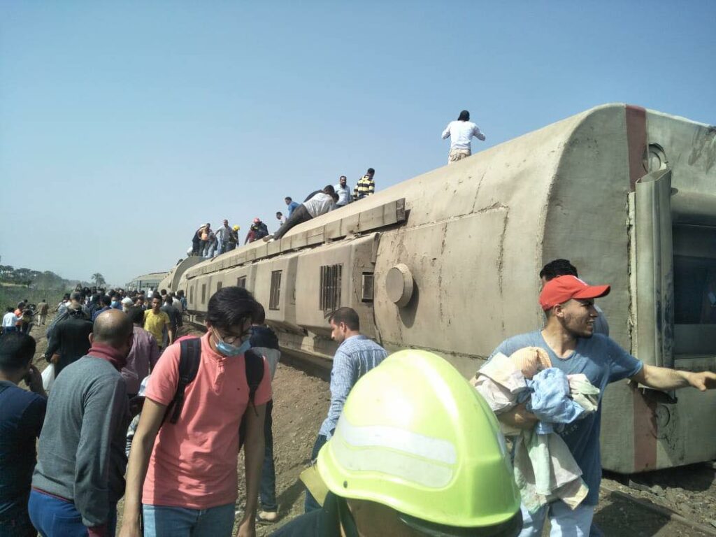 treno deragliato egitto