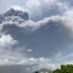 Potente esplosione del vulcano La Soufrière: pioggia di cenere sull’isola caraibica di St. Vincent, soffocata dall’odore di zolfo [FOTO]