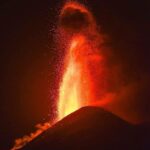 Etna, nuovo parossismo “esplosivo” nella notte: è il 4° in pochi giorni, nube eruttiva alta 7mila metri [FOTO]