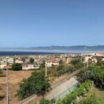 Meteo, lo Stretto di Messina avvolto dalla nebbia: lo spettacolo della “Lupa di Mare” tra Calabria e Sicilia [FOTO e VIDEO]