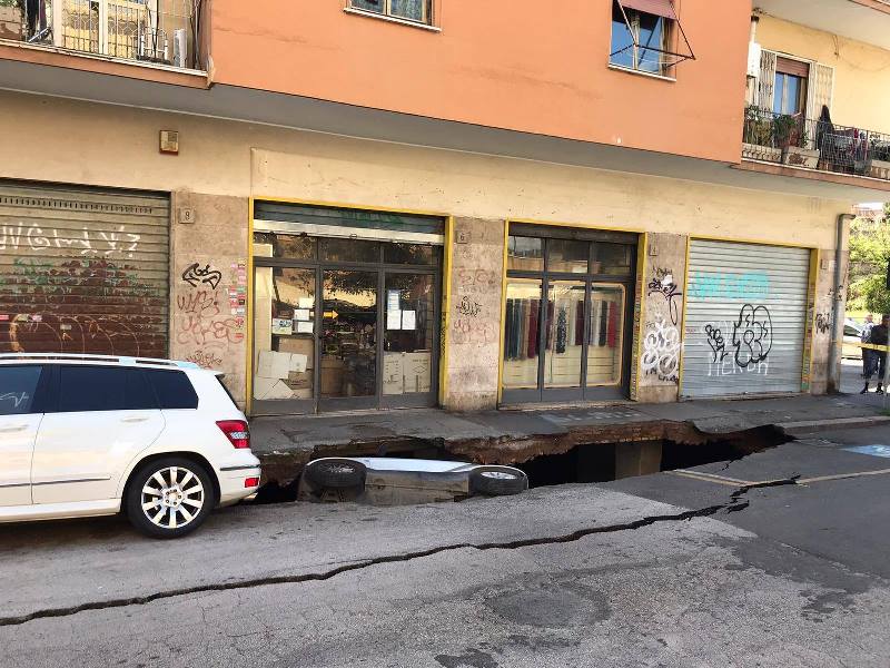 Roma voragine via zenodossio