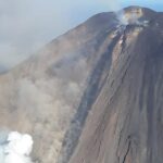 Eruzione Stromboli: anche oggi esplosioni con lancio di brandelli di lava, la colata lungo la Sciara del Fuoco è ancora alimentata