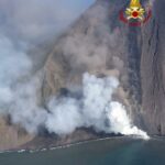 Eruzione Stromboli: la colata di lava in mare diventa un’attrazione per i turisti [FOTO]