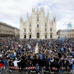 L’Inter vince lo scudetto ed esplode la festa: grande folla di tifosi a Milano [FOTO e VIDEO]