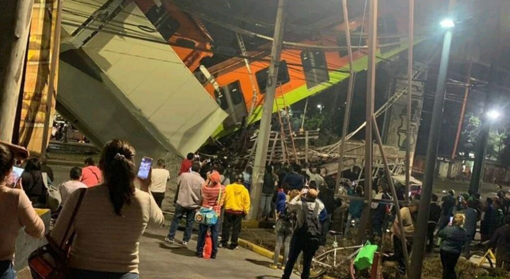 crollo treno metro città del messico