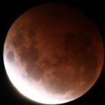 L’Eclissi di Superluna incanta il Mondo: il nostro satellite si è tinto di rosso, ecco le immagini LIVE [FOTO]