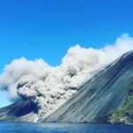 ALLARME eruzione a Stromboli, violentissima esplosione in corso sul vulcano delle isole Eolie – LIVE