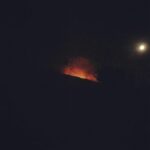 Eruzione Stromboli, continuano le esplosioni: le spettacolari immagini della colata di lava che si riversa in mare [FOTO e VIDEO]