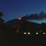 Etna in eruzione, fontana di lava e colata: il vulcano dà spettacolo, la nube eruttiva si disperde verso Est [FOTO e VIDEO LIVE]